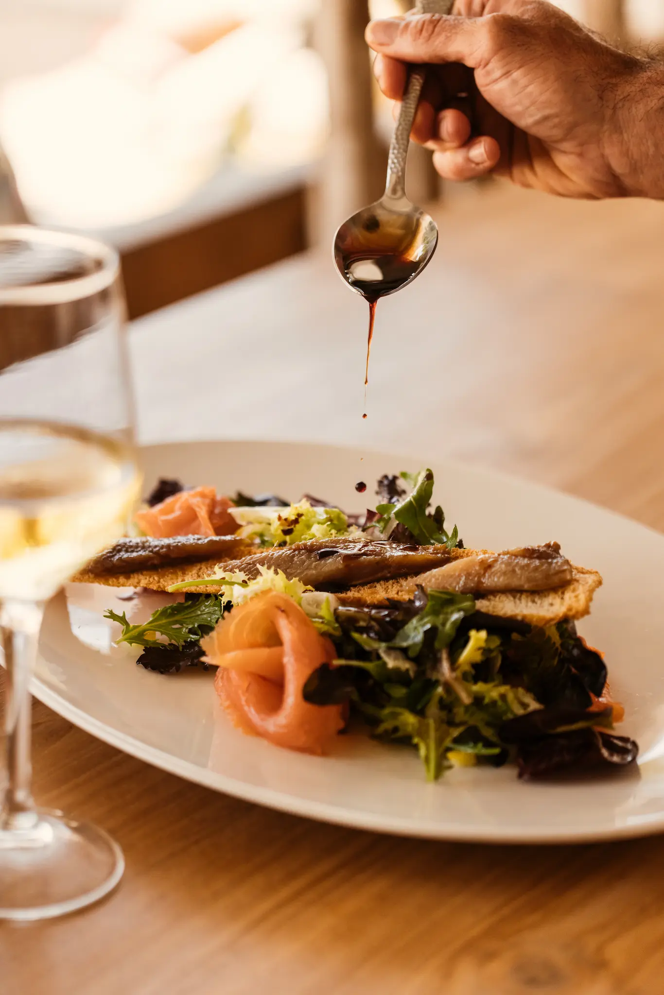 Gericht aus der mediterranen Speisekarte von Elements Ibiza